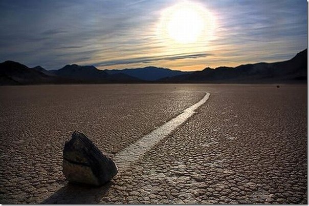 В Долине Смерти (США) камни двигаются необъяснимым образом.