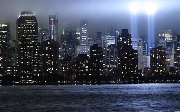 Башни-близнецы "призраки" на месте старых башен-близнецов в Нью-Йорке. Загораются на годовщину трагедии 11 сентября.