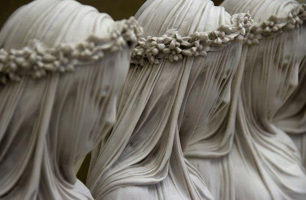 Скульптуры с вуалями... сделанными полностью из мрамора.