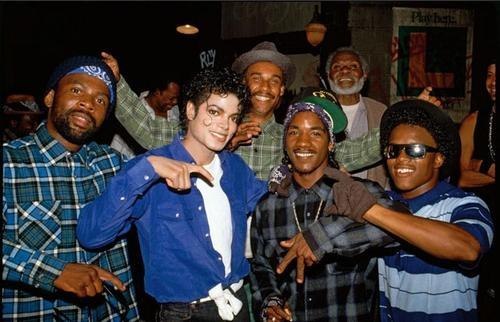 Майк Джексон с членами банды Crips .