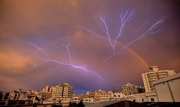 Очень редкое явление – радуга, появившаяся во время грозы в Хайкоу в китайской провинции Хайнань.
