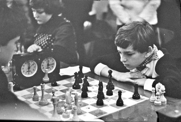 Чемпиона мира по шахматам Гарри Каспарова как-то спросили:  На сколько ходов вперед вы думаете?” Многие думали, что он приведет какую-то огромную цифру, и мы поймем, что делает его великим. Ответ показал людям, почему они играют в шахматы хуже Каспарова:  Главное в шахматах это не то, на сколько ходов вперед ты думаешь, а как ты анализируешь текущую ситуацию”.
