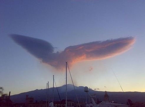 Это фото известно как «Крылья Ангела», хотя каждый увидит свое.
