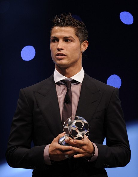 Самый дорогой футболист в мире - это Криштиану Роналду. В 2009 году португальский игрок за рекордную сумму в 93,4 миллионов евро  перешел из "Манчестер Юнайтет" в "Реал" (Мадрид).