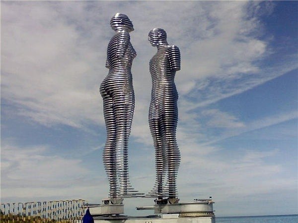 Батуми,Грузия - статуя любви, которая рискует стать самой оригинальной скульптурной композицией в мире. Две гигантские фигуры мужчины и женщины вращаются и соединяются воедино.