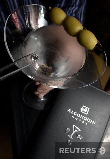 Безупречный бриллиант стоимостью $150,000, опущенный в бокал с эксклюзивным мартини, достанется гурману, решившемуся заплатить $10,000 за коктейль в Нью-Йоркском отеле Algonquin.