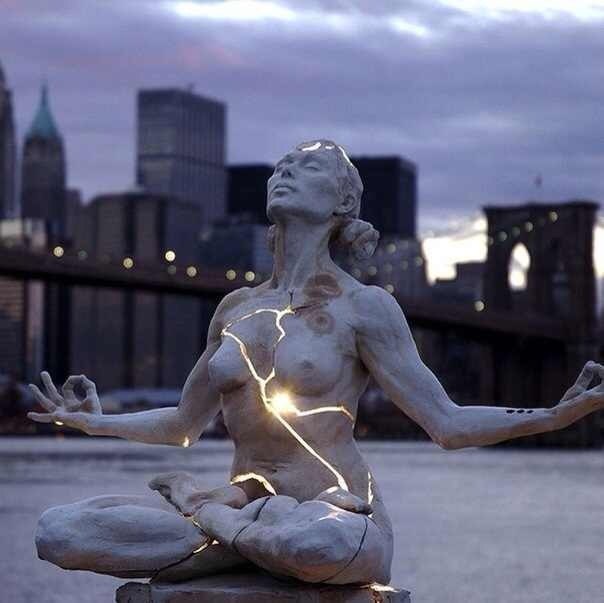 Пэйдж Бредли (Paige Bradley) создала одну из самых поразительных скульптур современности. Это шедевр, названный Expansion ("Расширение"), представляет собой обнаженную красивую женщину, тело которой расколото и излучает свет.