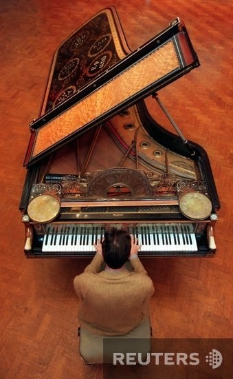 Датский пианист Маартен ван Вин играет на рояле Steinway, представленном на аукционе Christie s по стартовой цене в $1,3 миллиона.