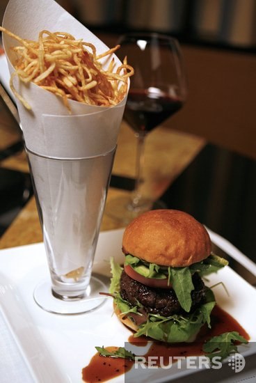 Самый дорогой в мире гамбургер – сэндвич Wagyu с говядиной подают в отеле Ritz-Carlton в Токио. Он стоит 13,450 йэн, что равно $112.