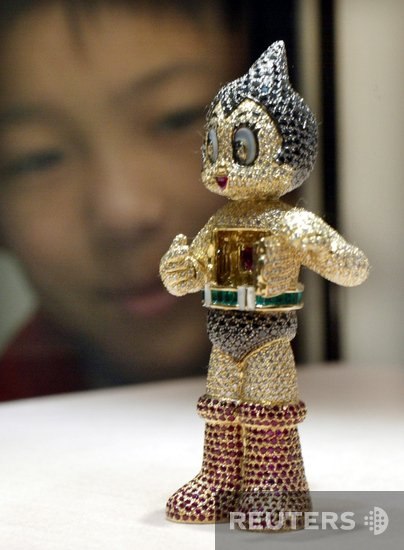 Десятисантиметровая фигурка японского героя Astro Boy, инкрустированная бриллиантами, рубинами и изумрудами, стоит более $828,720. Этот мальчик-ракета стал одним из символов индустрии манга.