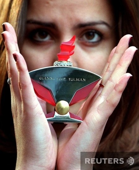 Самый дорогой парфюм в мире, представленный модным домом Gianni Vive Sulman, стоит $90 тысяч. Флакончик аромата V1 сделан из платины, золота и хрусталя и украшен бриллиантами.