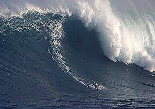 Серфингист Гаррет Макнамара занесен на днях в Книгу рекордов Гиннеса, как человек обкатавший на серфе самую большую волну. Свой рекорд он установил еще в ноябре прошлого года у берегов Португалии, оседлав волну высотой в 23,5 метра.
