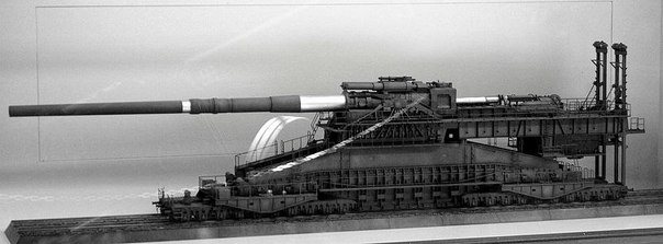 «До́ра» — уникальное сверхтяжёлое железнодорожное артиллерийское орудие германской армии, крупнейшуу оружие, из когда-либо созданных. Разработано фирмой «Крупп» (Германия) в конце 1930-х годов. Предназначалось для разрушения укреплений линии Мажино и фортификаций на границе Германии и Бельгии. Орудие было применено при штурме Севастополя в 1942 году и, предположительно, при подавлении Варшавского восстания в сентябре-октябре 1944 года.