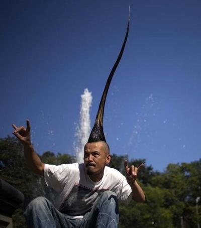 Самая высокая прическа в мире Обладатель самого высокого ирокеза – 40-летний японский дизайнер Кадзухиро Ватанабэ. Его длина составляет 113,5 см. Для создания этой прически мужчина отращивал волосы более 15 лет.
