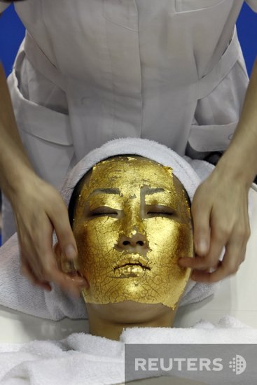 Маска из двадцатичетырехкаратного золота, которую Вам предложат сделать в Японии, стоит 30, 000 йэн, что равно $250.