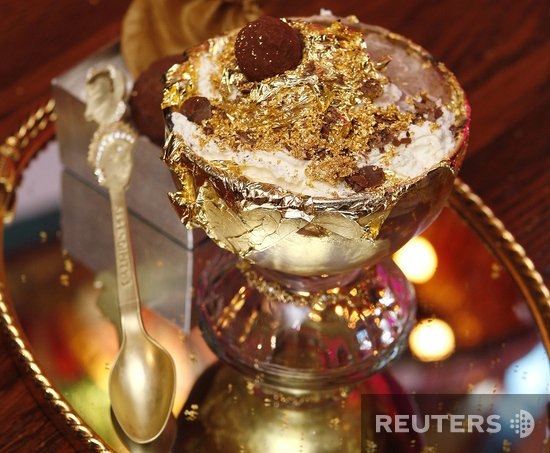 Десерт-мороженое Frrrozen Haute Chocolate, который подают в одном из ресторанов Манхеттена, обойдется сладкоежке в $25,000. Специально для холодного шедевра изготовлена вазочка, украшенная золотом; в ее основании - браслет из 18-каратного золота с белыми бриллиантами общей массой 1 карат. Сверху лакомство украшено пятью граммами съедобного 23-каратного золота.