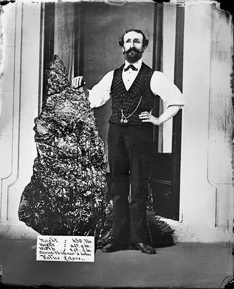 Самый крупный золотой самородок был найден в шахте «Звезда надежды» Астралиия 19 октября 1872 шахтером Хиллом Эндом, в честь владельца шахты самородок был назван "плита Холтермана" 
