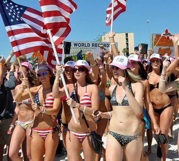 Самый большой парад в бикини состоялся в американском Панама-Сити 