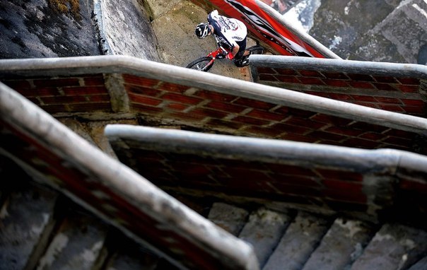 Велосипедист Ксавье Запата едет по лестнице монолита Пьедра дель Пенол в Гуатапе, Колумбия. Он проехал 649 ступенек за 43 минуты. Рекорд установлен. (Photo by Raul Arboleda/AFP Photo)