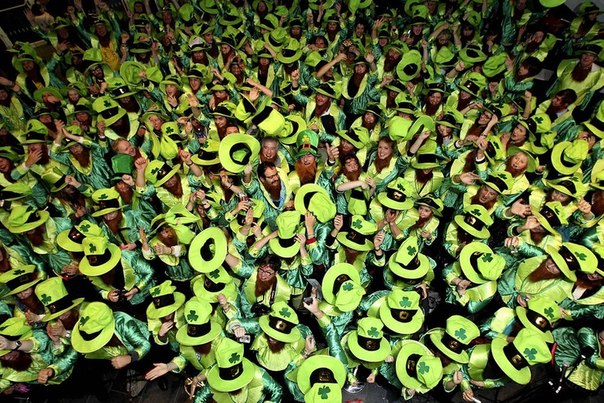 Толпа из 262 человек в костюмах Лепреконов собралась в Дублине 16 ноября 2011 года. Всего было более 300 000 человек. (Photo by Maxwell Photography/Guinness World Records)