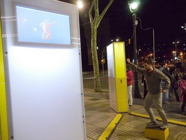 В Барселоне, прямо на улице, стоит 3D принтер, который делает тебе фигурку-сувенир из тебя самого.
