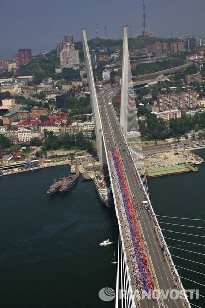 Во Владивостоке зафиксирован новый рекорд Гиннесса. 26904 человека выстроились во флаг.