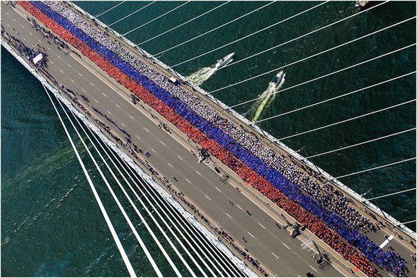 Во Владивостоке зафиксирован новый рекорд Гиннесса. 26904 человека выстроились во флаг.