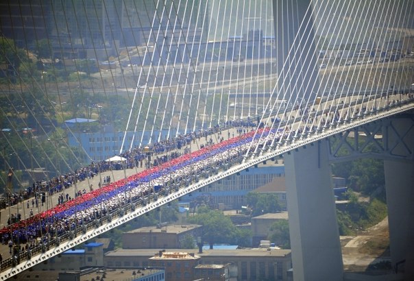 Живое изображение российского флага во Владивостоке будет внесено в Книгу рекордов Гиннесса. Около 30 тысяч горожан стали участниками флешмоба "Я люблю Владивосток"