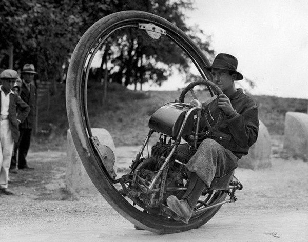 Одноколесный мотоцикл, максимальная скорость 150 км/ч (Италия, 1931)