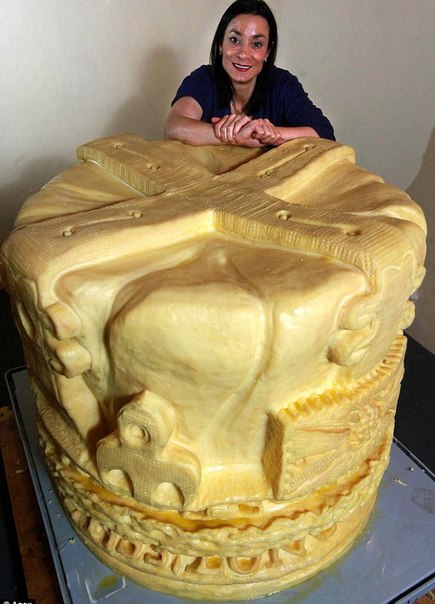 Шеф-повар Тэнис Паллин создала самую большую скульптуру из сыра 