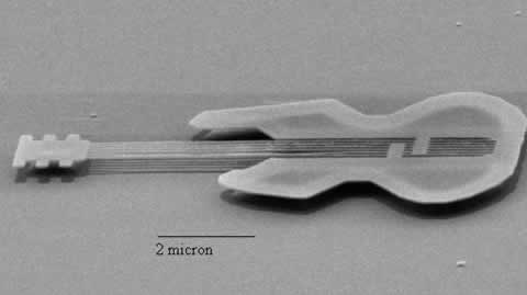 А видели самую маленькую гитару? Ее длина всего 10 микрон, а толщина струн - 50 нанометров каждая.