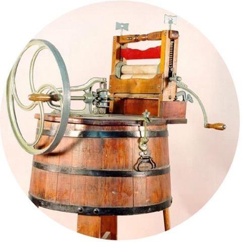 Вильям Блэкстоун из американского штата Индиана изобрел стиральную машину в 1874 году как подарок своей жене на день рождения.