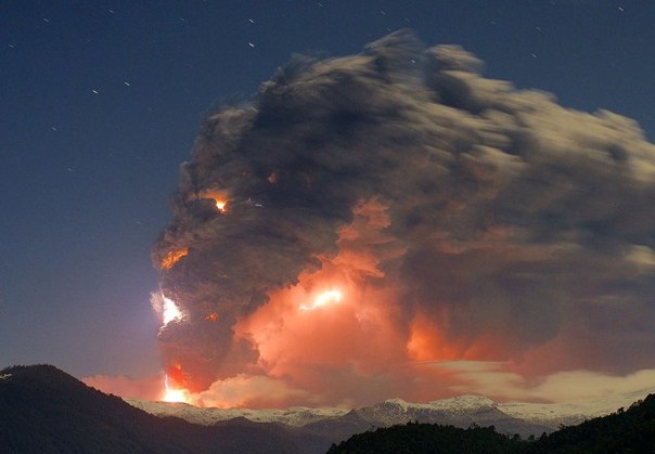 Снимок величественного извержения вулкана Пуйеуэ в Чили, которое приняло очертание лица человека в профиль.
