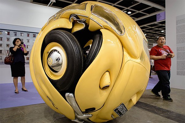 Скульптор Ишван Нур из Джакарты свернул известный автомобиль Volkswagen Beetle ("Фольксваген Жук") 1953 года в идеальный шар.