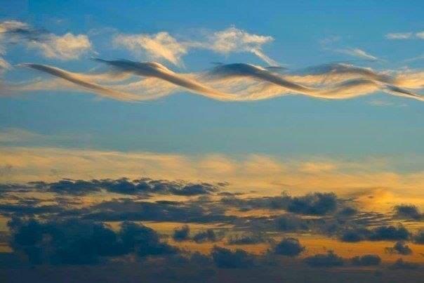 Облака похожие на цепочку ДНК.