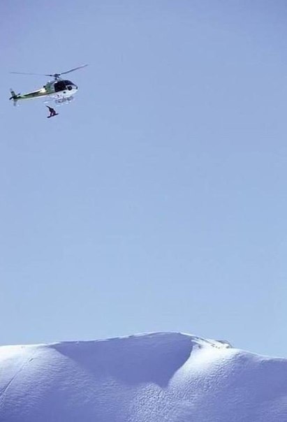 Сноубордист Майк Басич совершил прыжок из вертолета с высоты 40 метров