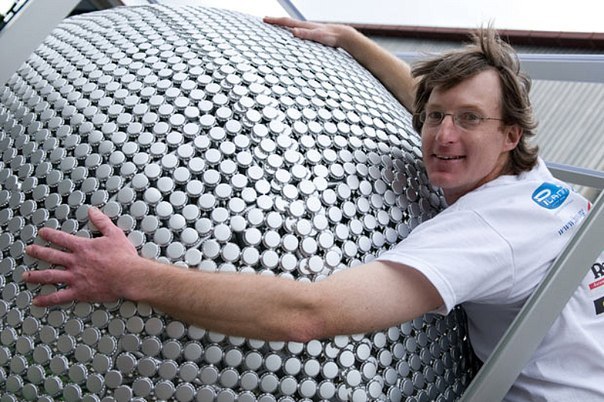 Самая большая скульптура из пивных крышек: Алистару Галпейну из Новой Зеландии понадобилось 18 месяцев и 19,205 пивных крышек, чтобы создать огромный мяч для регби.
