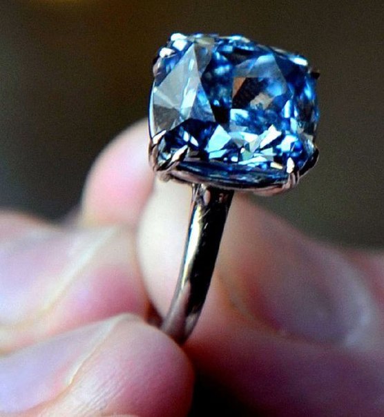 Этот редкий голубой бриллиант в 7.03 карата был продан на аукционе в Женеве 12 мая по рекордной цене 9,49 миллионов долларов.