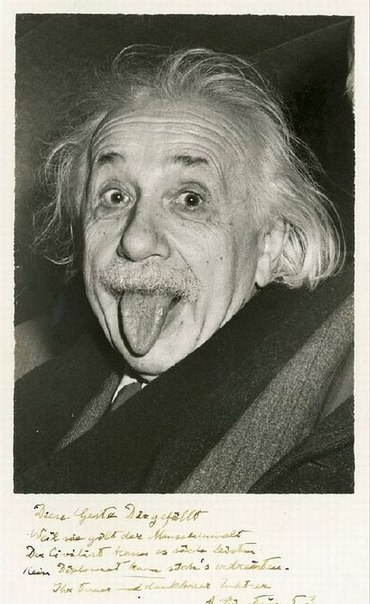 Одна из известнейших, оригинальных фотографий Альберта Эйнштейна, показывающего язык фотографам, была продана за 74 324 доллара на аукционе в городе Нью-Хэмпшир 20 июня.