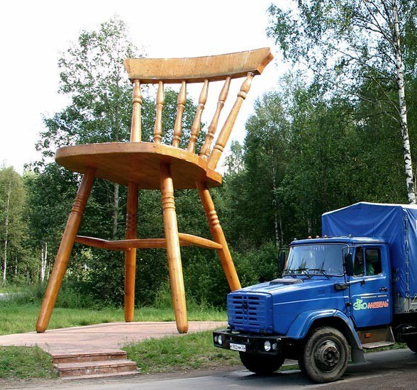 Самый большой в мире стул который занесен в книгу рекордов Гиннесса находится г.Дубна,Московская область,Россия.