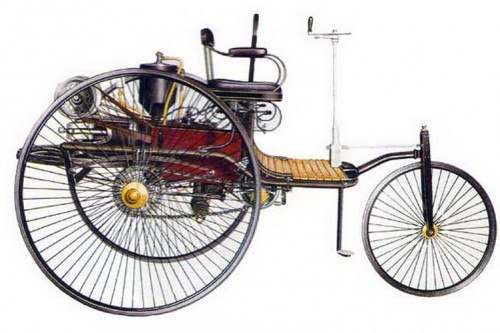 Самая первая - самая медленная. В 1885 году на рынке появились первые машины Бенца. По внешнему виду они напоминали трехколесный велосипед : имели колеса со спицами, цепную передачу и трубчатую раму. Автомобиль мог развивать скорость до 13 км/ч