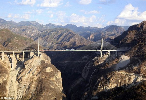 Самый высокий подвесной мост в мире открыли в Мексике 