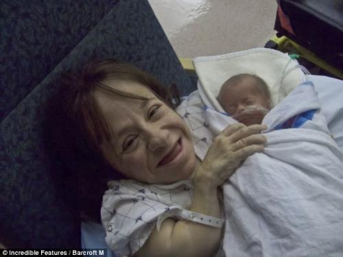 35-летняя Стейси Геральд стала многодетной мамой, на свет появился её третий ребёнок, сын. Необычность ситуации заключается в том, что рост Стейси всего 71 сантиметр. Она самая маленькая мама в мире...