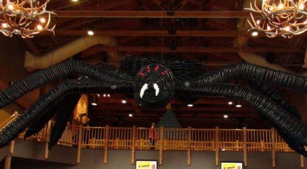 Арахнофоб создал самую большую скульптуру паука из воздушных шариков 