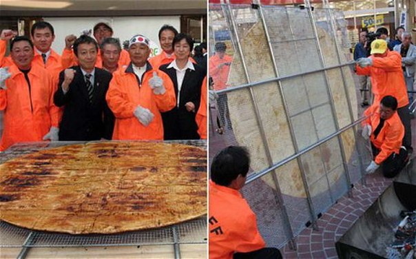 В Японии приготовили самый большой рисовый крекер в мире 