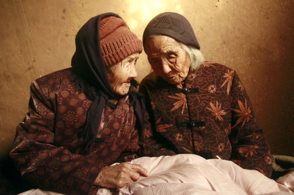 104-летние китайские близняшки Сао Дацяо (старшая, справа) и Сао Сяоцяо у себя дома в Вэйфане, провинция Шаньдун 29 ноября 2009 года. Согласно шанхайской Книге рекордов Гиннеса, эти близнецы, родившиеся в 1905 году, являются самыми старыми в мире.