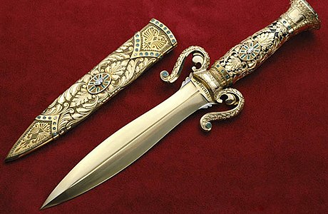 Самый дорогой нож в мире «Жемчужина Востока», изготовленный мастером-оружейником Бастером Варенски, стал одним из самых дорогих ножей в мире. 