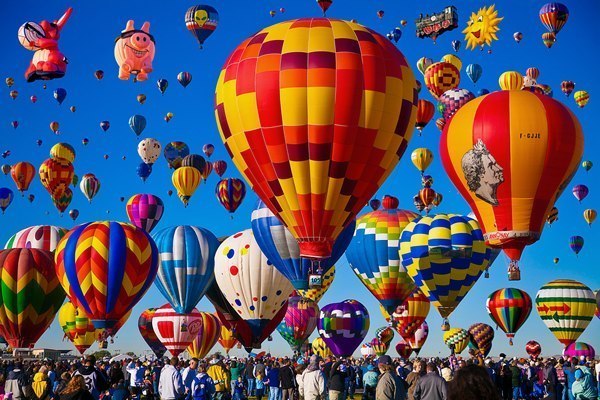 Каждый год в октябре в Альбукерке (штат Нью-Мексико, США) проходит Международный фестиваль воздушных шаров. Небо, наполненное воздушными шарами всех цветов, форм и размеров, вызывает восторг у людей всех возрастов