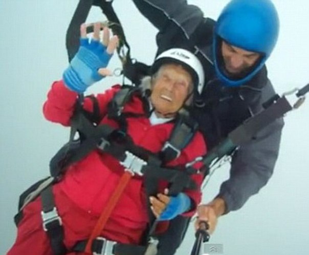 Пегги Макэлпайн, мать двоих детей, у которой уже есть четверо внуков и двое правнуков, прыгнула с парашютом в свои 104 года и стала самой старой женщиной в мире, решившейся на подобное.