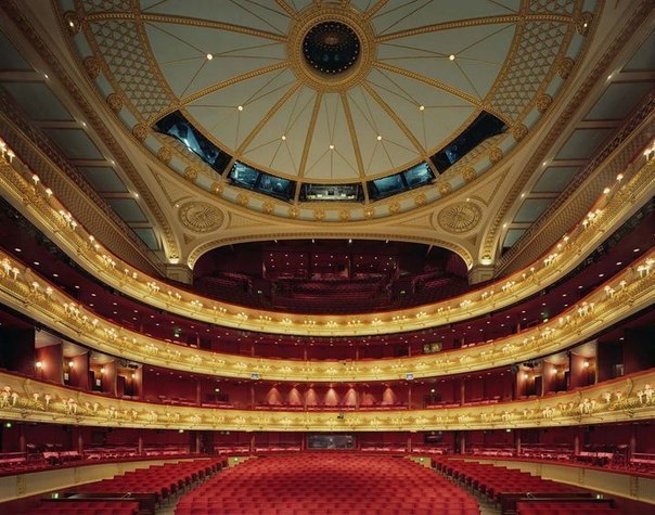 Дом оперы в Лондоне.